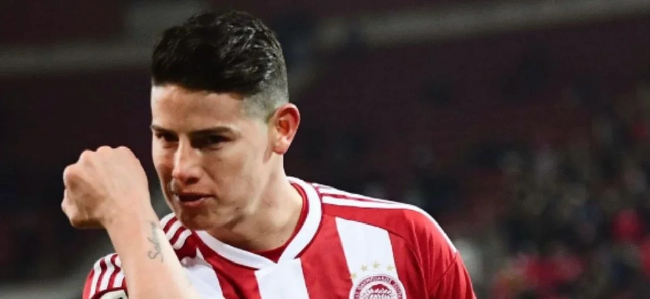 Noble gesto de James Rodríguez con compañero de equipo. / Foto: Instagram de Olympiacos.