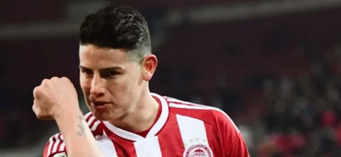 Noble gesto de James Rodríguez con compañero de equipo. / Foto: Instagram de Olympiacos.