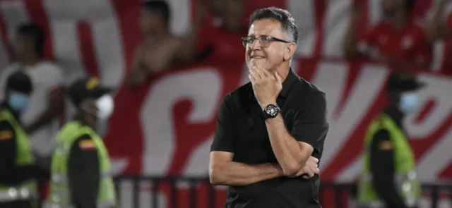 Juan Carlos Osorio con mensajes de condolencia tras muerte de su padre. / Foto: Vizzorimage.