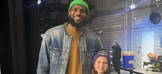 LeBron James y fanática - Foto: AFP