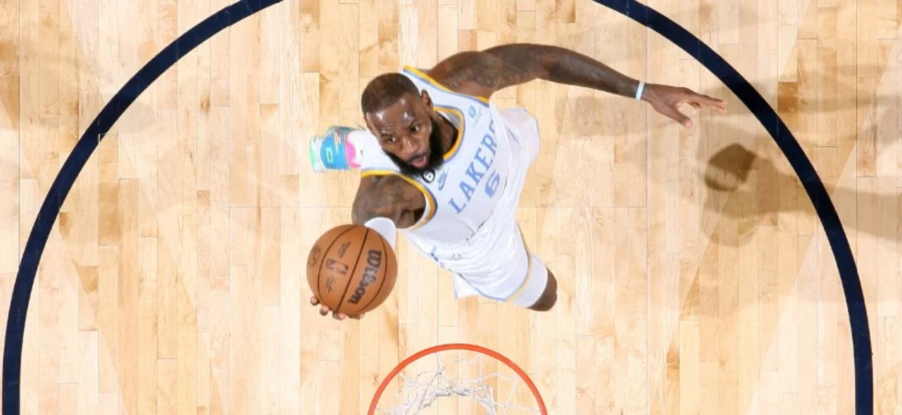 LeBron James acumula en su carrera 38.352 puntos / AFP