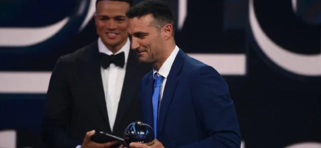 Lionel Scaloni fue elegido como el mejor entrenador 2022/2023. / Foto: AFP.