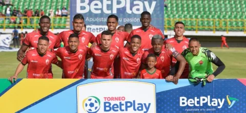 Atajada de Sergio Román para Patriotas. / Foto: Vizzorimage.