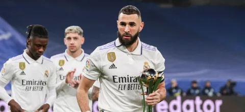 Karim Benzema celebrando el título 100 de Real Madrid. Foto: AFP