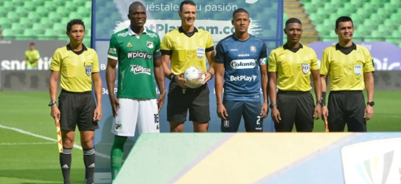 Revisión del VAR. / Foto: Vizzorimage.