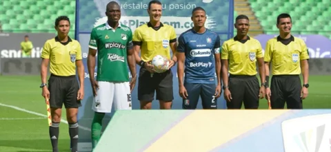 Revisión del VAR. / Foto: Vizzorimage.