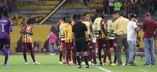 El partido entre Tolima y Millonarios fue suspendido. Foto: VizzorImage / Juan Torres