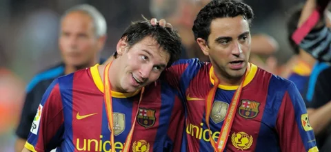 Xavi Hernández y Lionel Messi. Foto: AFP
