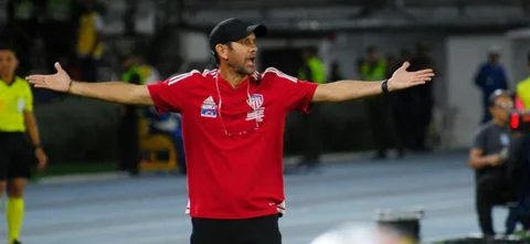 Arturo Reyes técnico del Junior gesticula durante el partido | VizzorImage / Jesus Rico
