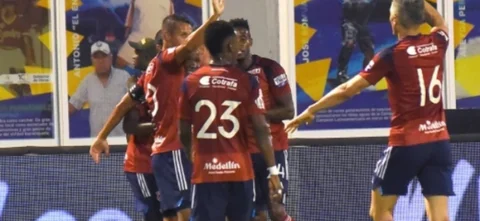 Medellín celebra un triunfo luego del juego contra Alianza Petrolera. / Foto: VizzorImage - Jose David Martínez