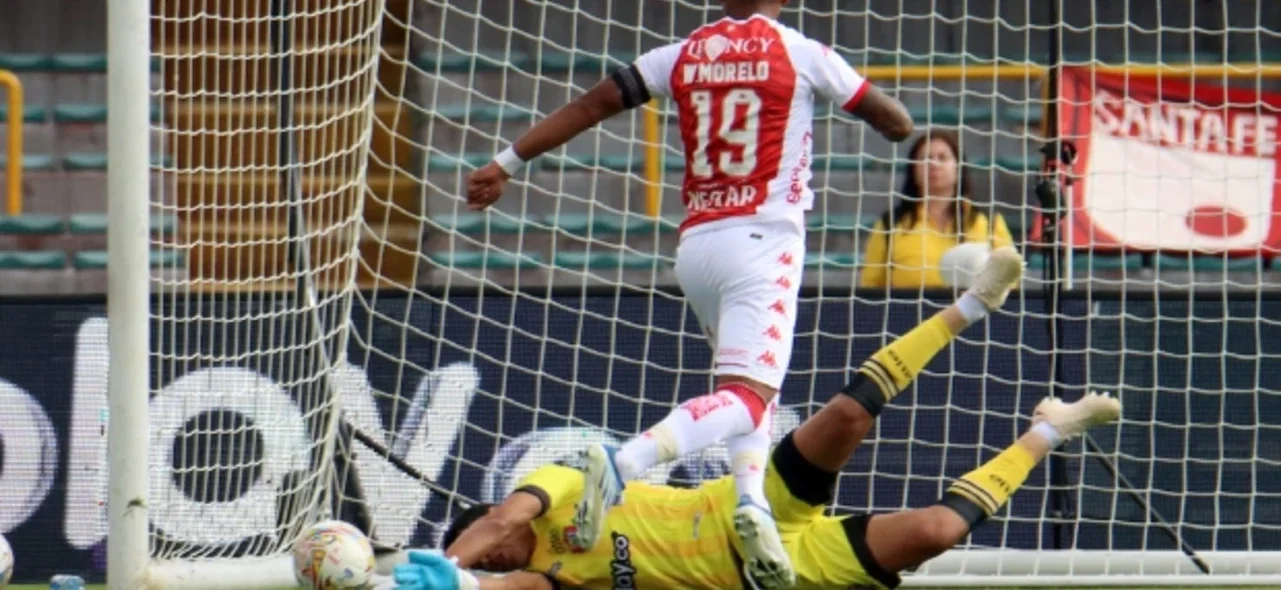 Penal errado de Wilson Morelo con Santa Fe. / Foto: VizzorImage - Luis Ramirez