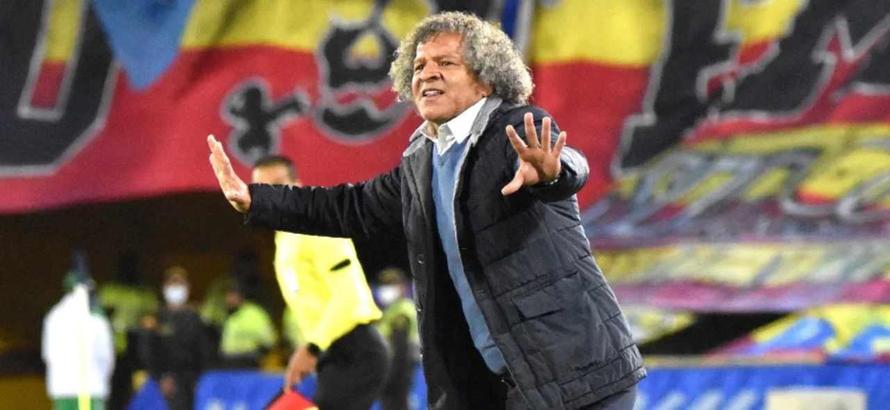 Alberto Gamero - Técnico de Millonarios - VizzorImage / Felipe Caicedo Alberto Gamero dando indicaciones desde el banquillo - VizzorImage / Felipe Caicedo