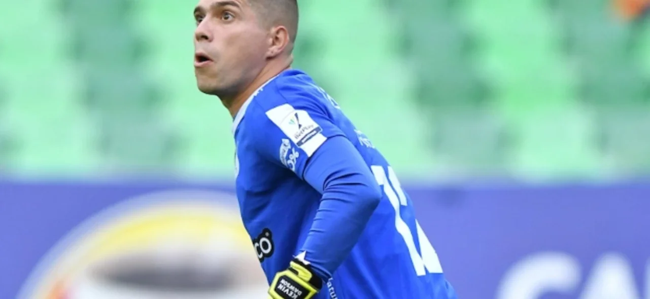 Kevin Dawson salvó a Deportivo Cali de otro gol de Santa Fe. / Foto: VizzorImage - Nelson Rios