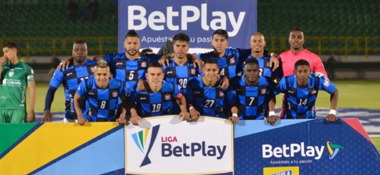 Así es como Boyacá Chicó se defiende de la Equidad. / Foto: Vizzorimage.