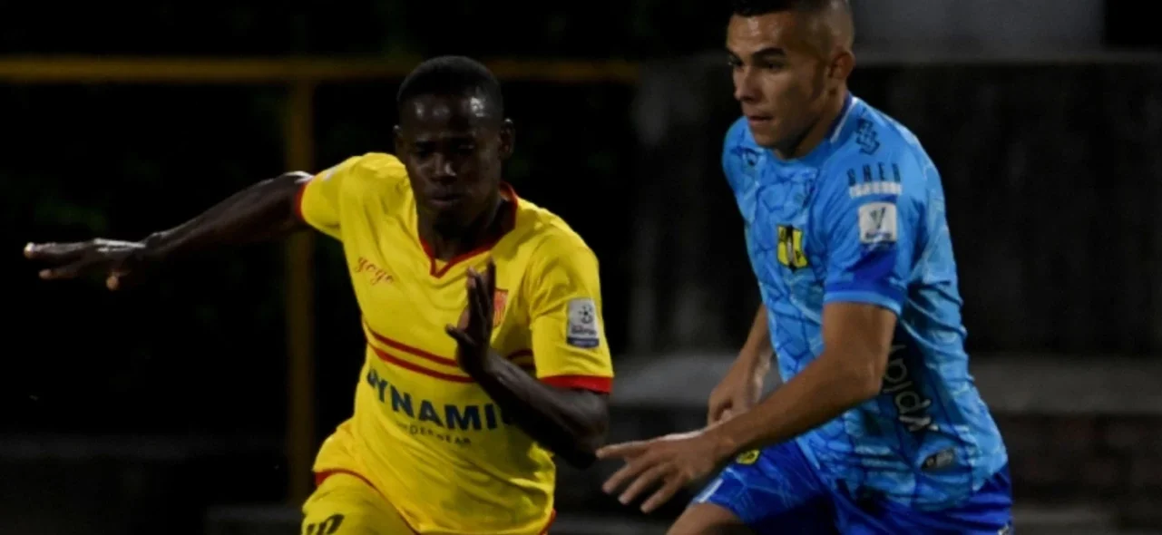 Luis Cabezas disputa un balón con Jair Castillo - VizzorImage / Edgar Cusgüen