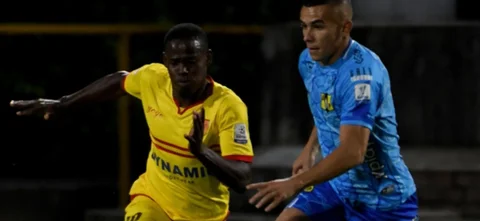 Luis Cabezas disputa un balón con Jair Castillo - VizzorImage / Edgar Cusgüen