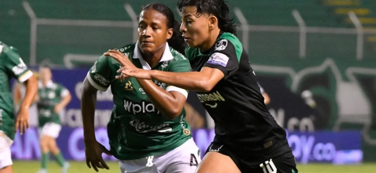 Stefanía Perlaza disputa un balón con Yésica Muñoz - VizzorImage / Gabriel Aponte
