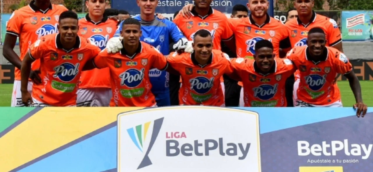 Envigado atajó una acción de Salazar en el segundo tiempo. / Foto: Vizzorimage.