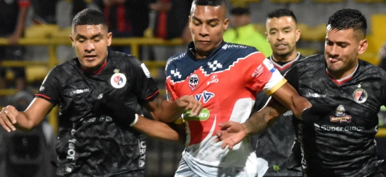 Defensores del Cúcuta disputan un balón con J. Blanco - VizzorImage / Felipe Caicedo