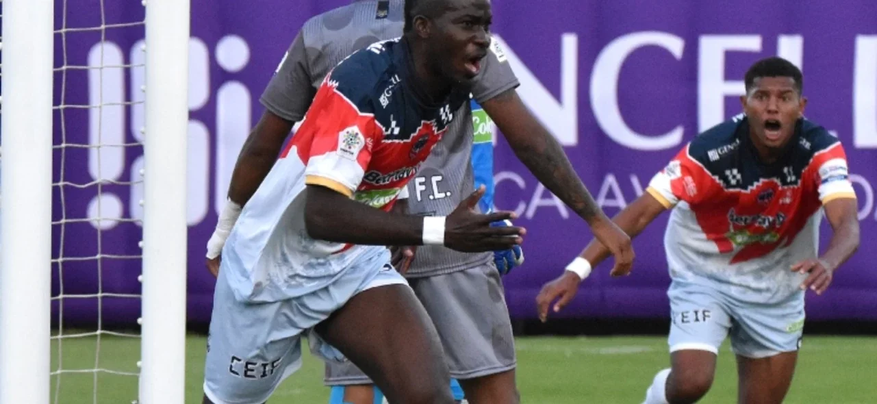 Carlos Lucumí - Delantero de Fortaleza - VizzorImage / Felipe Caicedo