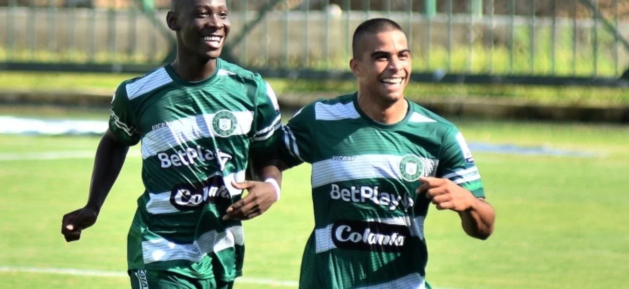 Celebración tras remontar el resultado negativo - VizzorImage / Adamis Guerra