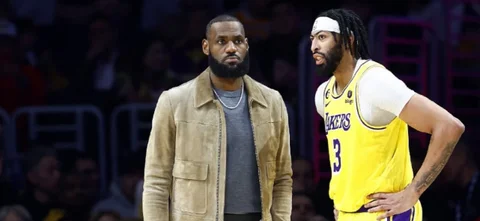 LeBron James a la espera de volver a jugar con su equipo. / Foto: AFP.