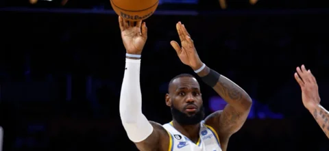 LeBron James será baja mínimo tres semanas / AFP