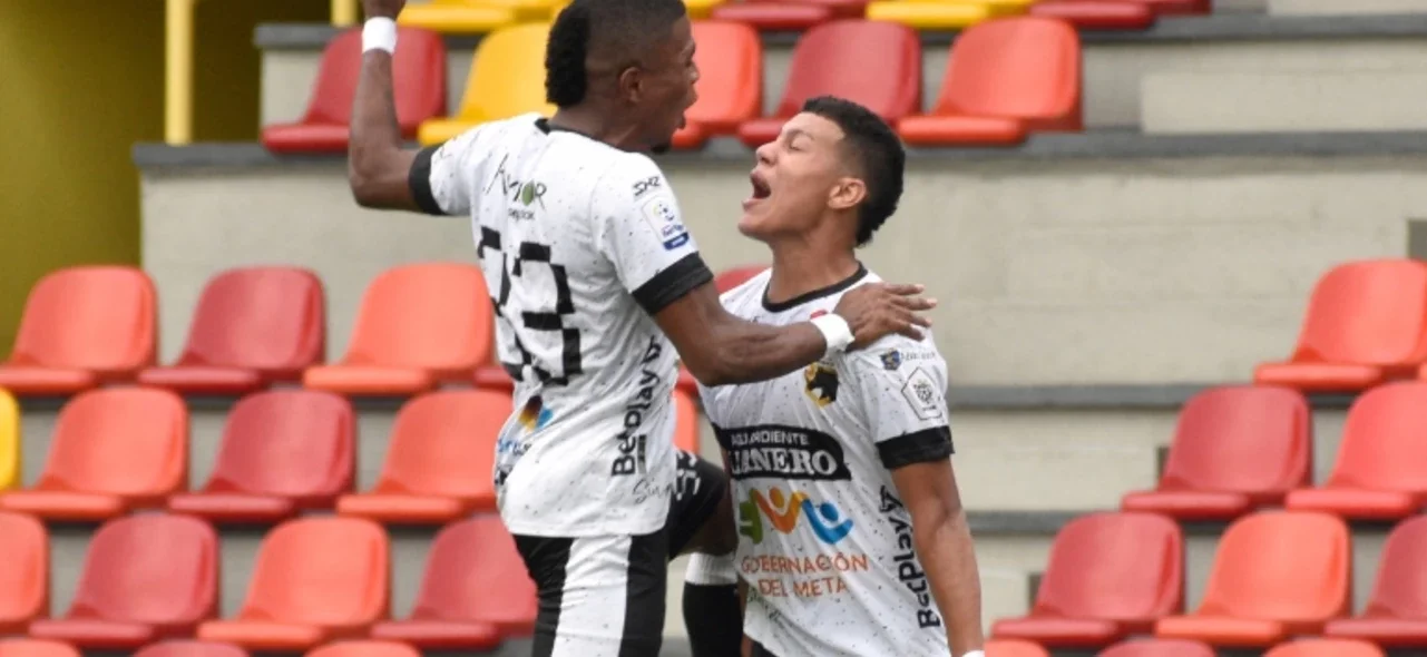Jhildrey Lasso celebrando el gol con Andrés López - VizzorImage / David Murillo