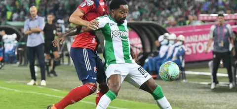 Dorlan Pabón protege el balón ante Daniel Londoño - VizzorImage / Luis Benavides