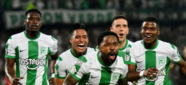 Dorlan Pabón celebra su gol 200. / Foto: VizzorImage - Luis Benavides