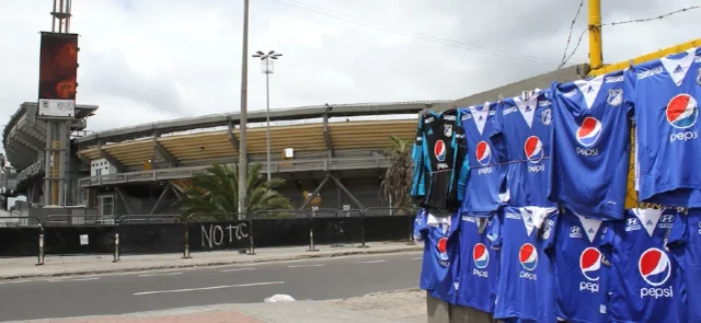 Hincha de Millonarios se roba el show en Argentina. / Foto: VizzorImage - Felipe Caicedo