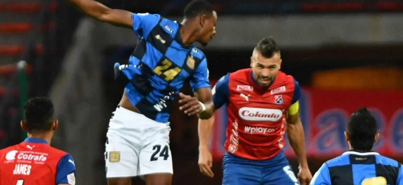 Brayan Moreno disputa una pelota con Andrés Cadavid - VizzorImage / Luis Benavides