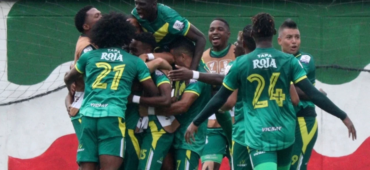 Jugadores de Quindío celebran el gol - VizzorImage / Gabriel Gonzalez