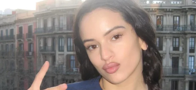 Rosalía presente en la clásico Barcelona vs. Real Madrid. / Foto: Instagram Rosalía.