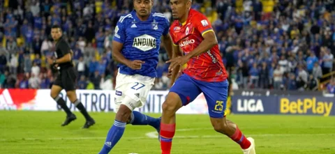 Luis Carlos Ruiz disputa un balón con Juan Camilo Roa - VizzorImage / Andrés Rot