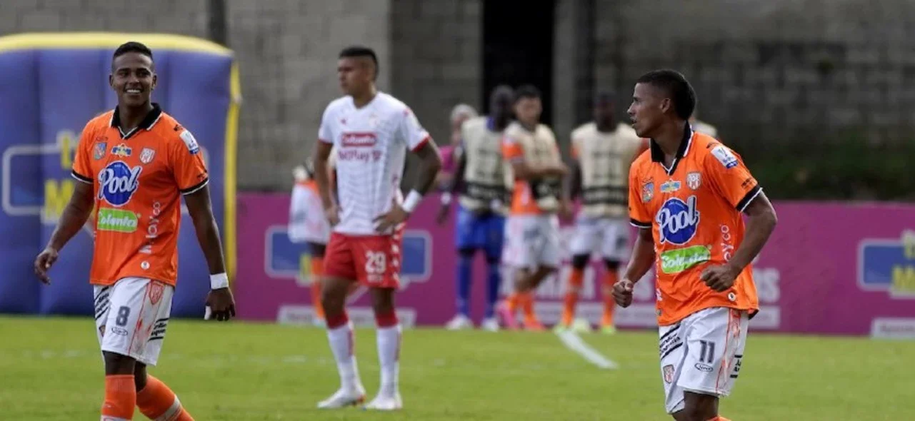 Envigado se quedó con la victoria ante Santa Fe. / Foto: VizzorImage - Juan A. Cardona