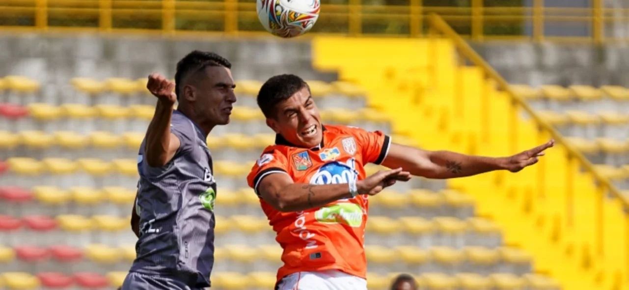 Dos futbolistas disputan un balón aéreo - VizzorImage / Andres Rot