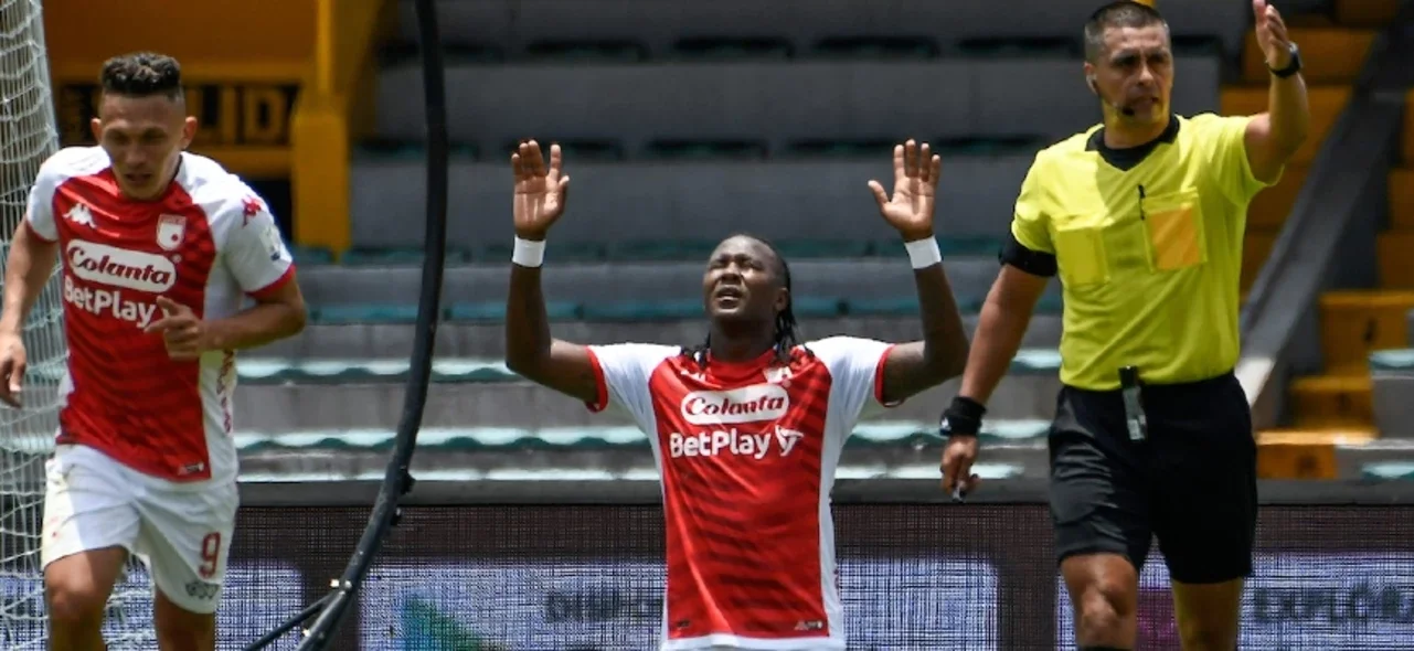 Hugo Rodallega anotó doblete en el triunfo 3-0 de Santa Fe ante Cali. / Foto: VizzorImage - Edgar Cusguen