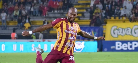 Tolima se quedó con los 3 puntos en el clásico contra Huila. / Foto: VizzorImage - Joan Orjuela