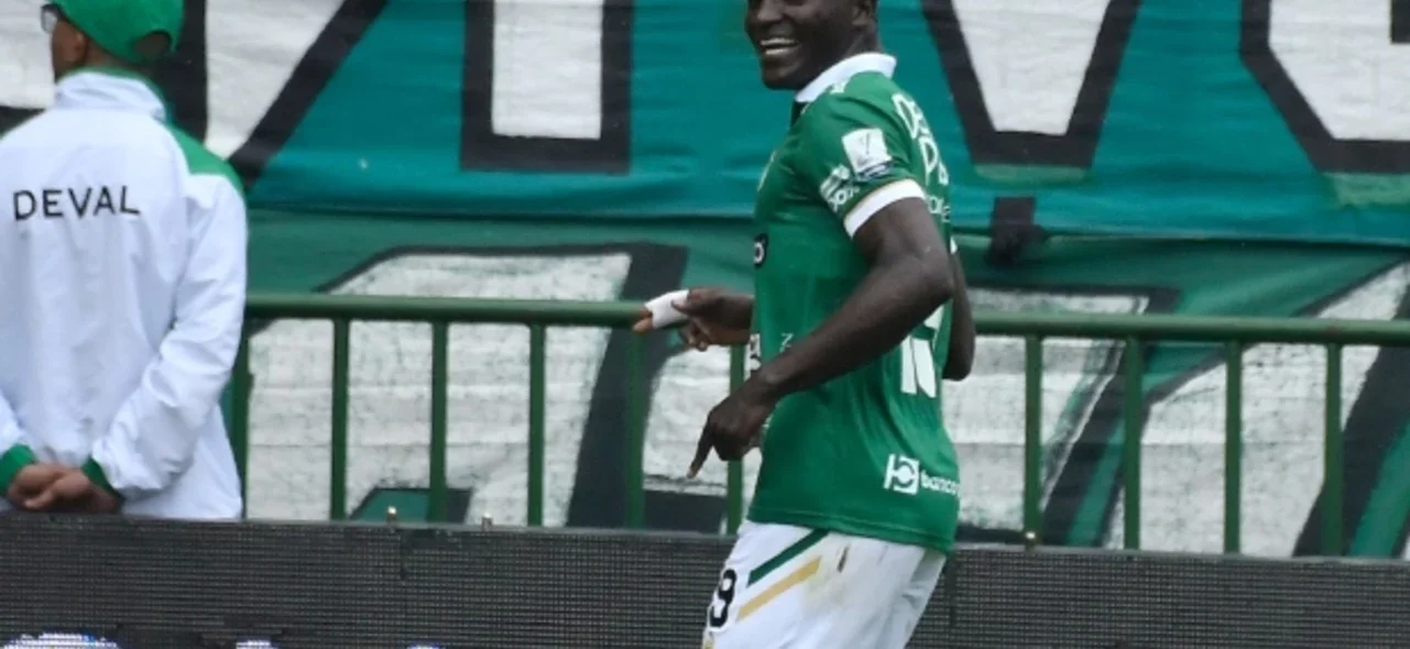 Viveros y su acción de gol ante América de Cali. / Foto: Vizzorimage.