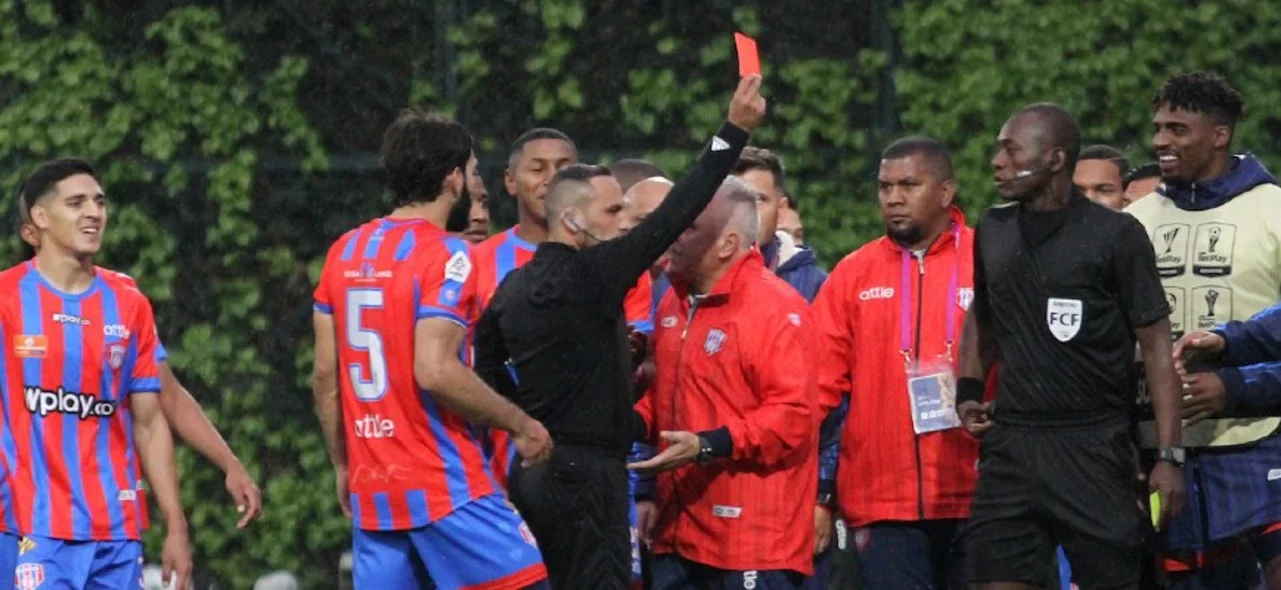 El árbitro Juan Pablo Alba fue protagonista en este compromiso debido a su actuación | Foto: VizzorImage / Felipe Caicedo