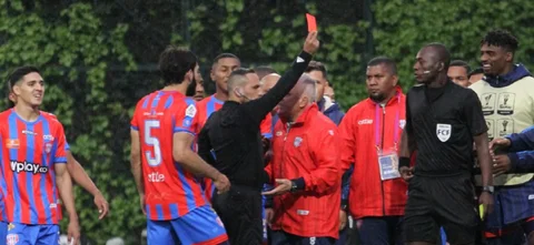 El árbitro Juan Pablo Alba fue protagonista en este compromiso debido a su actuación | Foto: VizzorImage / Felipe Caicedo