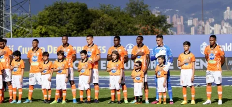 Envigado y su atajada frente a Boyacá Chicó. / Foto: VizzorImage - Juan A. Cardona