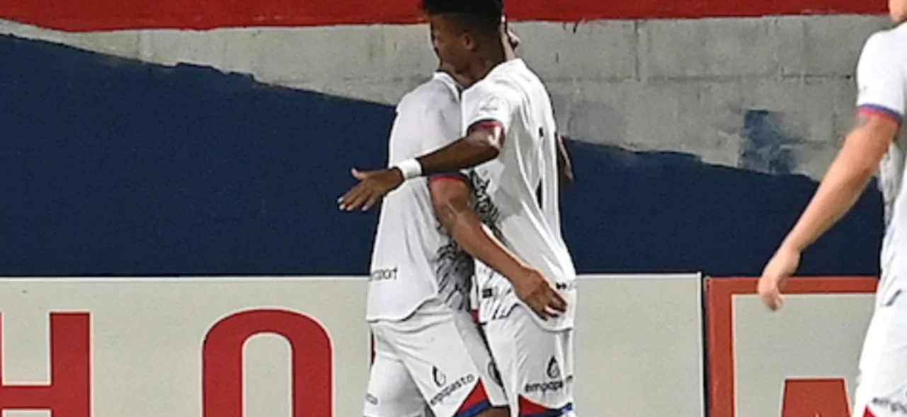 Camilo Ayala se abraza con Adrián Estacio - VizzorImage / Andrés Felipe López