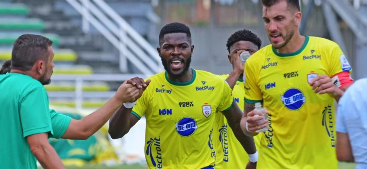 Darwin Palomeque celebra su gol con Cartagena - VizzorImage / Jorge Rotavisky