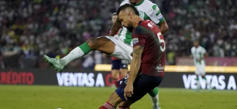 Andrés Cadavid y Jefferson Duque disputan un balón. / Foto: VizzorImage - Juan A. Cardona