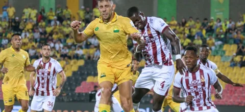 Gonzalo Lencina disputa un balón aéreo con Léider Riascos - VizzorImage / Jaime Moreno