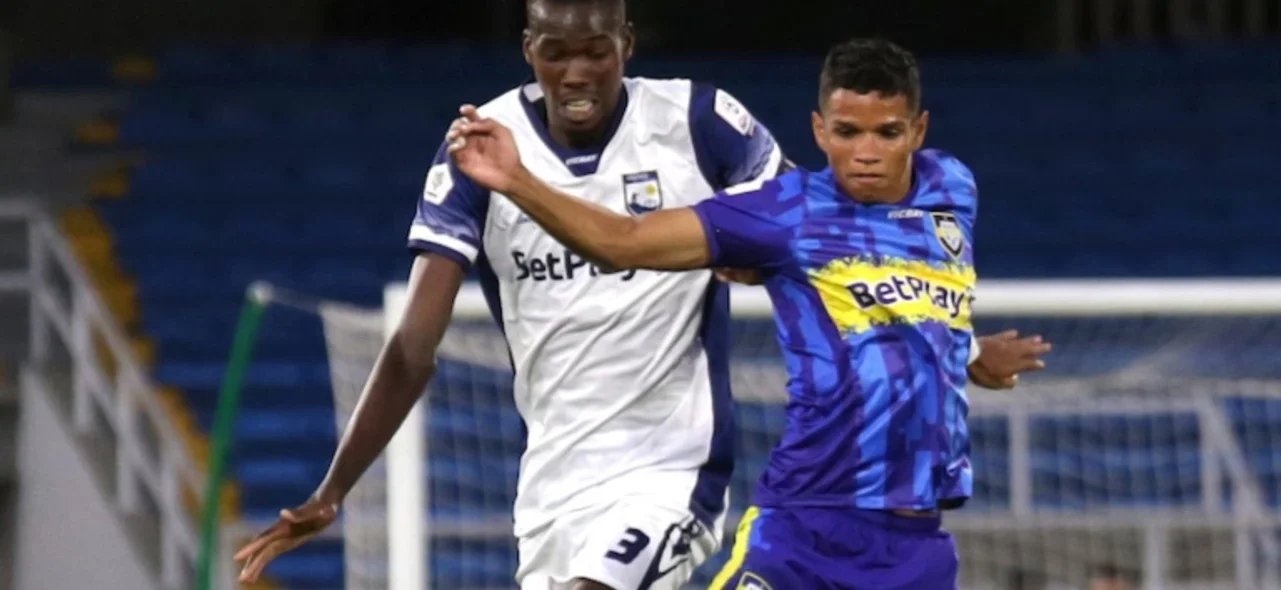 Jhon Pájaro disputa una pelota con Jhonier Alomía - VizzorImage / Samir Rojas