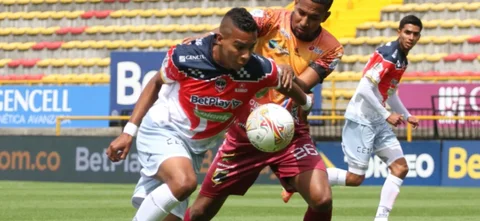 Jhonier Blanco disputa un balón con Luis Rodríguez - VizzorImage / Felipe Caicedo