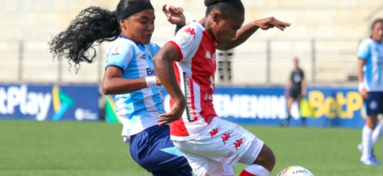 Dos futbolistas disputando una pelota - VizzorImage / Jaime Moreno